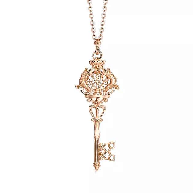 CHOW SANG SANG 18K Rose Gold V&A British Royal Badge Key Pendant for Women 92191P [Not Include the Necklace]
